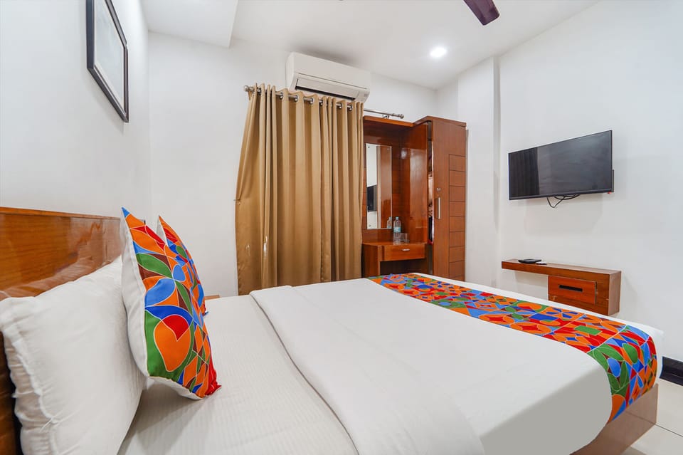 Egyptian cotton sheets, premium bedding, in-room safe, desk