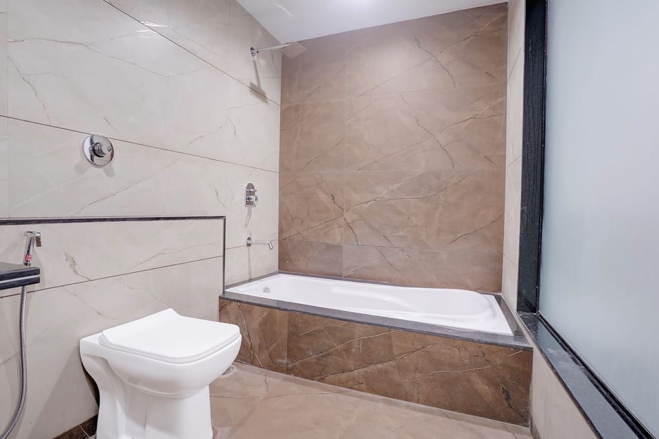 Shower, rainfall showerhead, free toiletries, towels