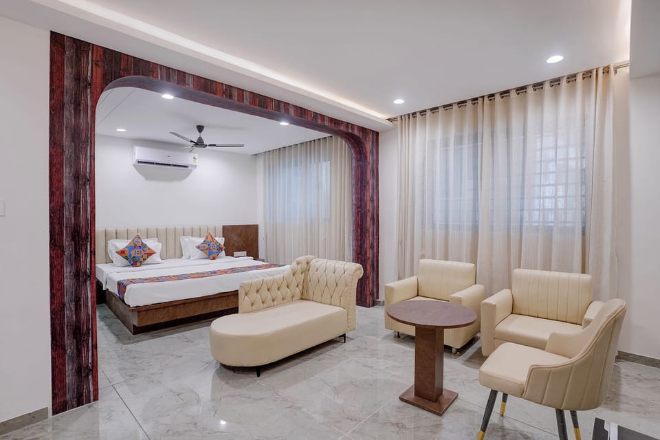 Luxury Suite | Egyptian cotton sheets, premium bedding, in-room safe, WiFi (free)