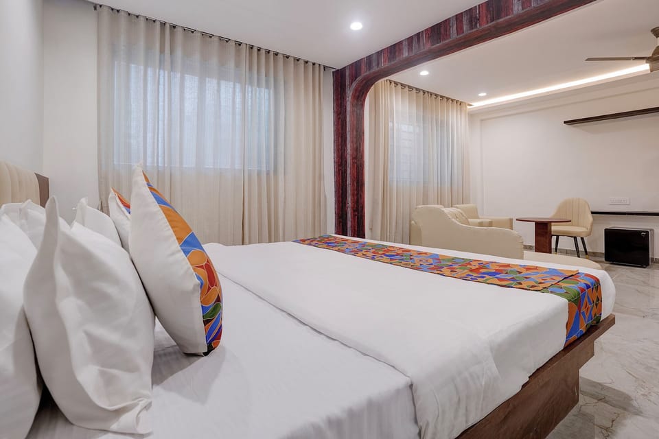Luxury Suite | Egyptian cotton sheets, premium bedding, in-room safe, WiFi (free)