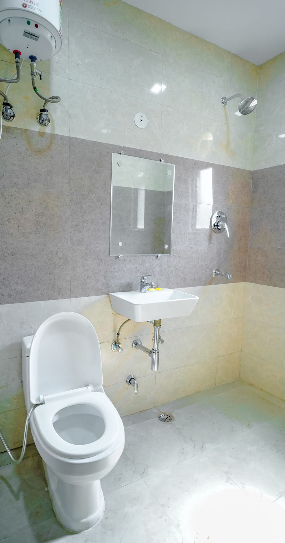 Deluxe Double Room | Bathroom | Shower, free toiletries, slippers, towels