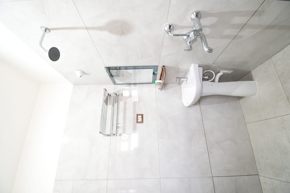 Deluxe Double Room, 1 Queen Bed, Smoking, City View | Bathroom | Shower, towels