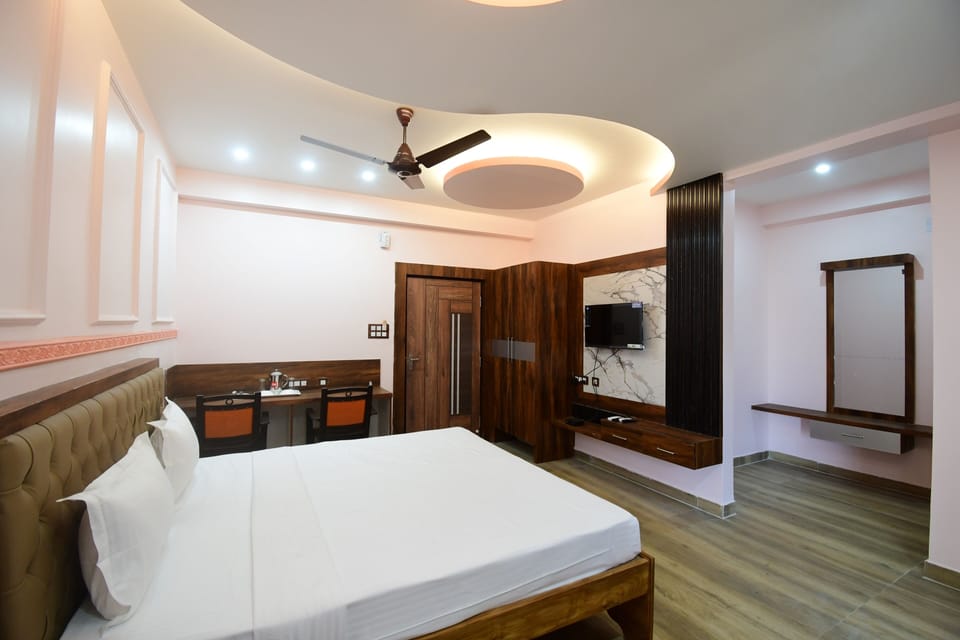 Deluxe Double Room, 1 Queen Bed, Smoking, City View | Laptop workspace, soundproofing, WiFi (free), individually decorated