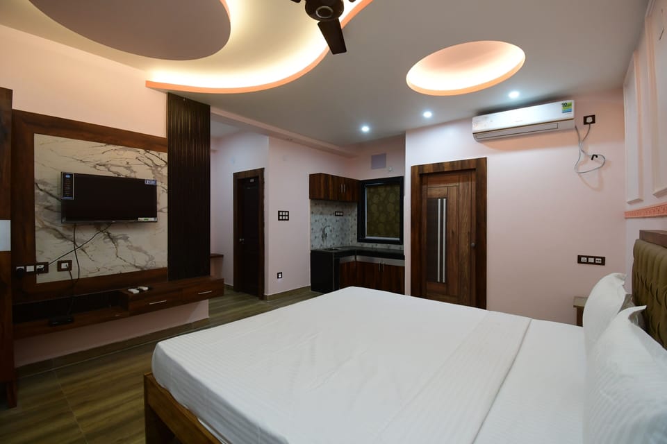 Deluxe Double Room, 1 Queen Bed, Smoking, City View | Laptop workspace, soundproofing, WiFi (free), individually decorated