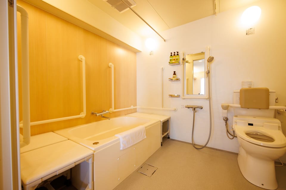 Deluxe Suite | Bathroom | Combined shower/tub, rainfall showerhead, designer toiletries