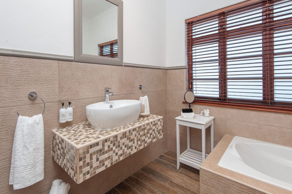 Luxury Suite | Bathroom | Separate tub and shower, deep soaking tub, rainfall showerhead