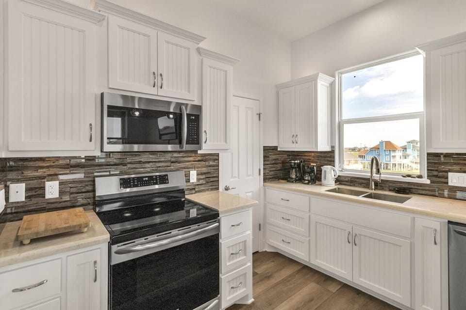 House, 4 Bedrooms | Private kitchen | Coffee/tea maker, fridge, oven, electric kettle
