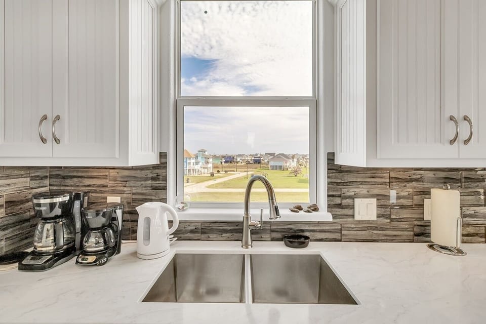 House, 4 Bedrooms | Private kitchen | Coffee/tea maker, fridge, oven, electric kettle
