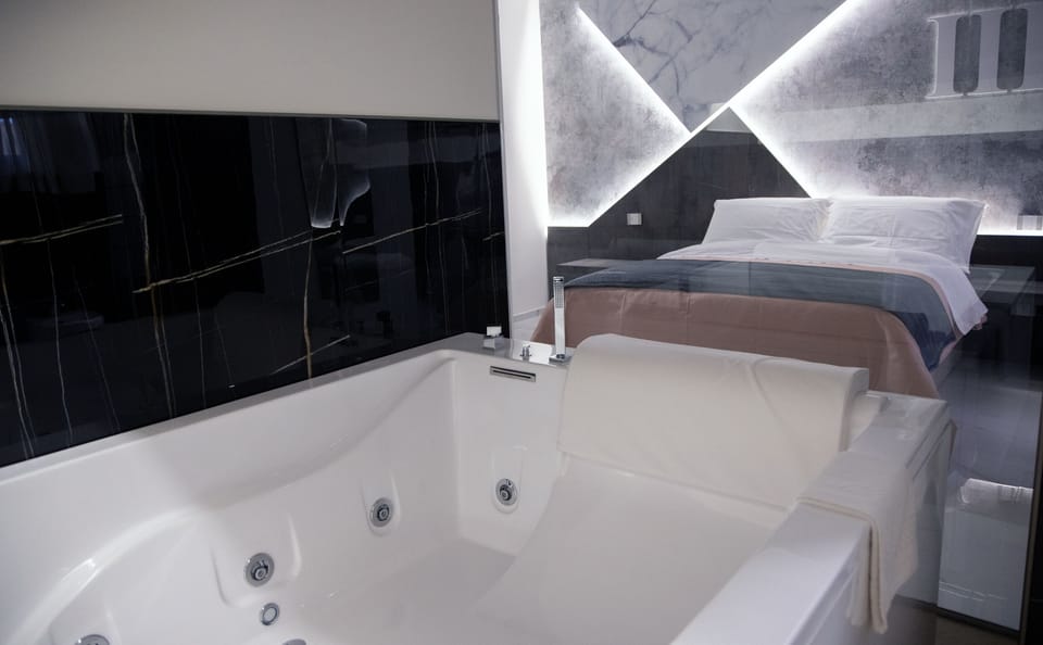 Luxury Room, 1 Queen Bed, Jetted Tub, City View | Bathroom | Hair dryer, bidet