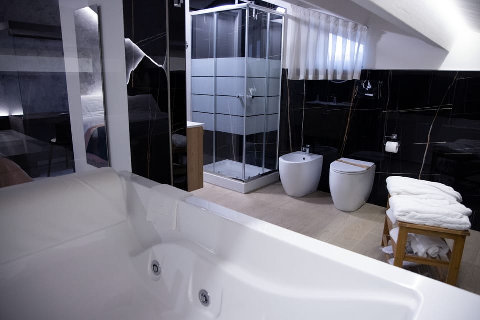 Luxury Room, 1 Queen Bed, Jetted Tub, City View | Bathroom | Hair dryer, bidet