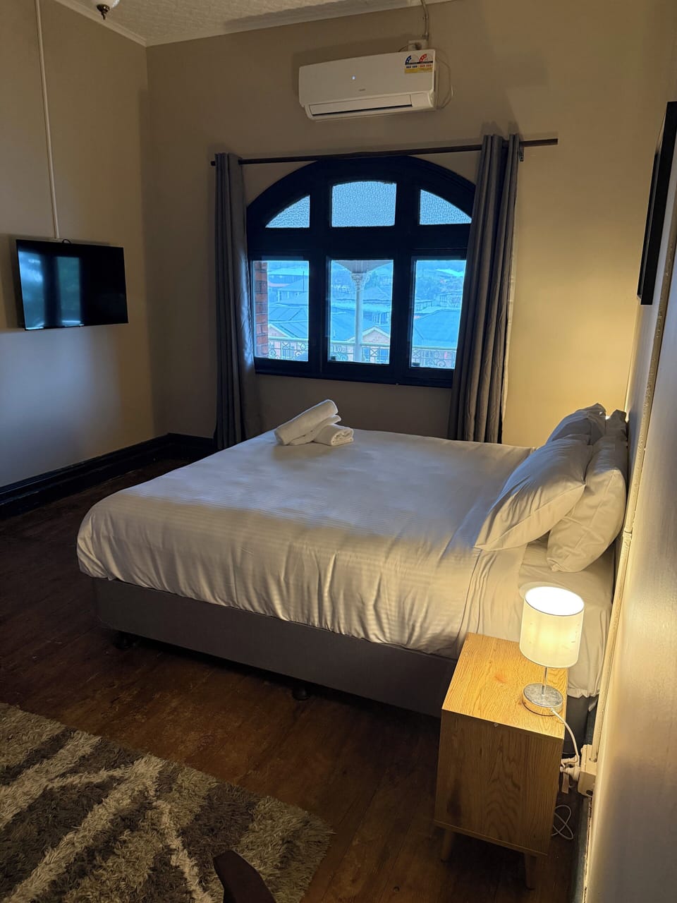 Deluxe Room, 1 King Bed, Private Bathroom | WiFi (free), bed sheets