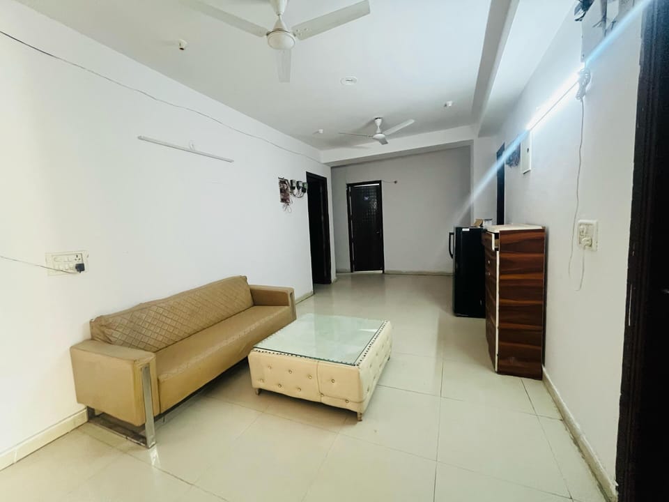 Deluxe Double Room | Living area | 32-inch LCD TV with cable channels, TV, DVD player