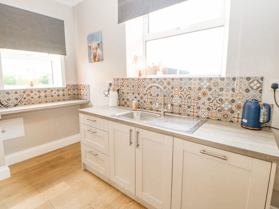 Cottage | Private kitchen | Fridge, dishwasher, cookware/dishes/utensils