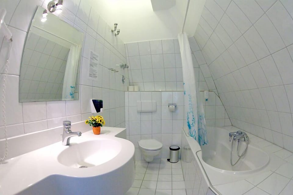 Family Room | Deep soaking bathtub