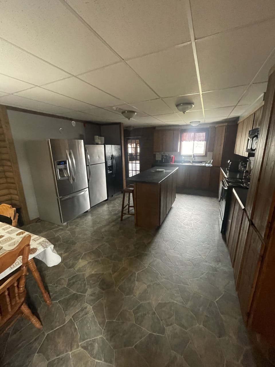 Full-size fridge, microwave, oven, stovetop