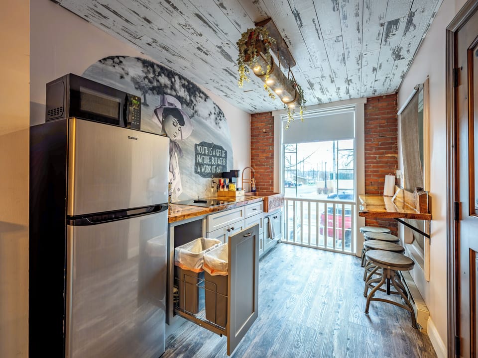 Loft, 1 Bedroom, City View | Private kitchen | Full-size fridge, microwave, stovetop, toaster