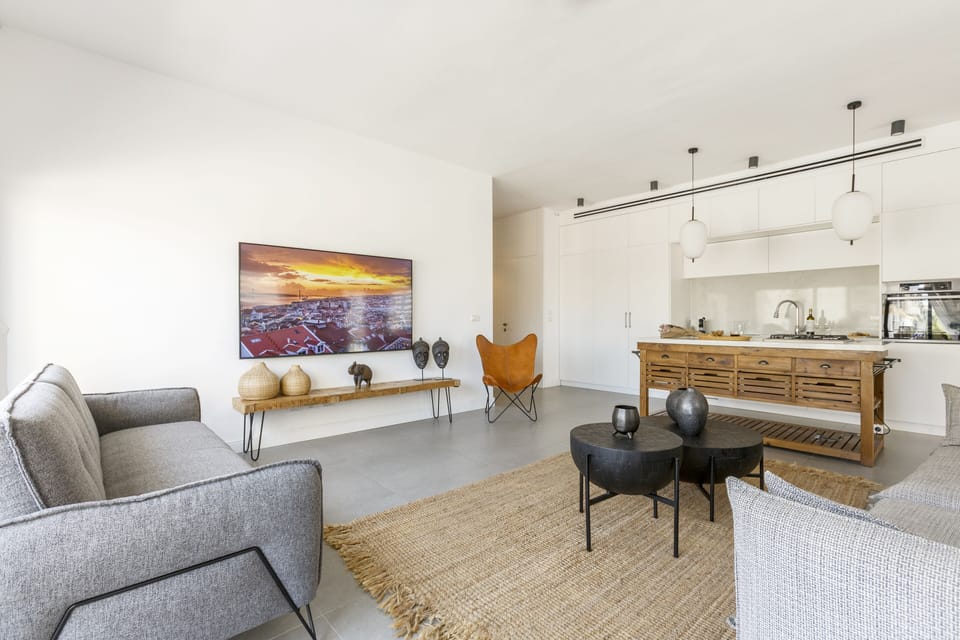 City Apartment, Balcony, City View | Living area | 52-inch flat-screen TV with digital channels, TV, Netflix