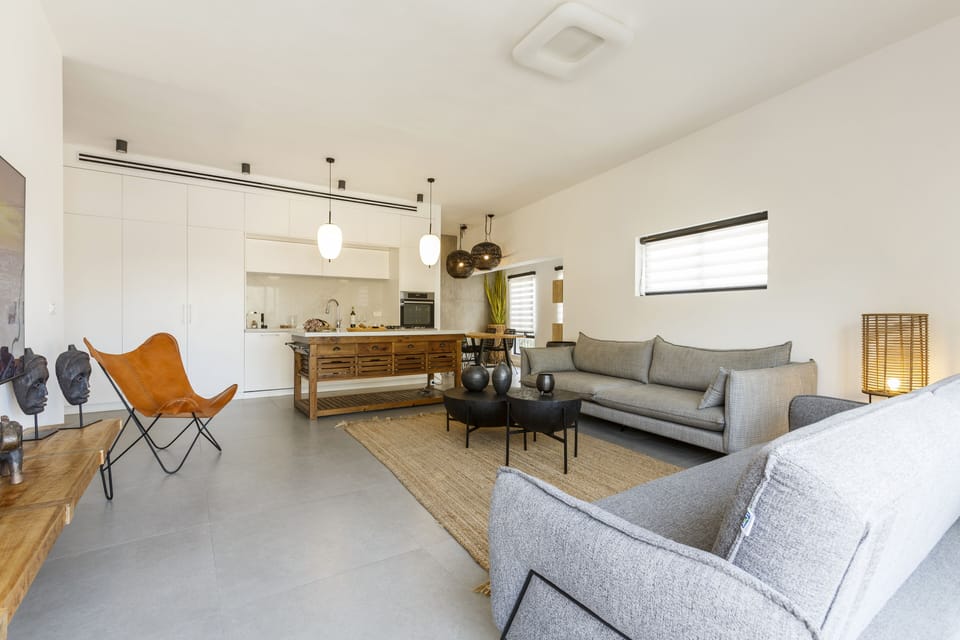 City Apartment, Balcony, City View | Living room | 52-inch flat-screen TV with digital channels, TV, Netflix