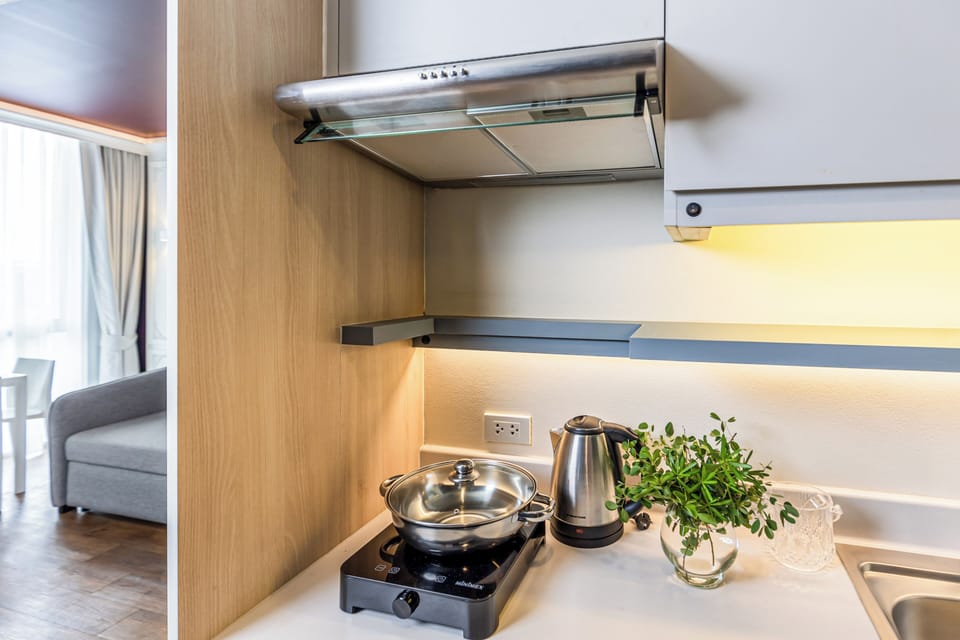Comfy Double or Twin Suite Room | In-room safe, desk, WiFi (free), bed sheets
