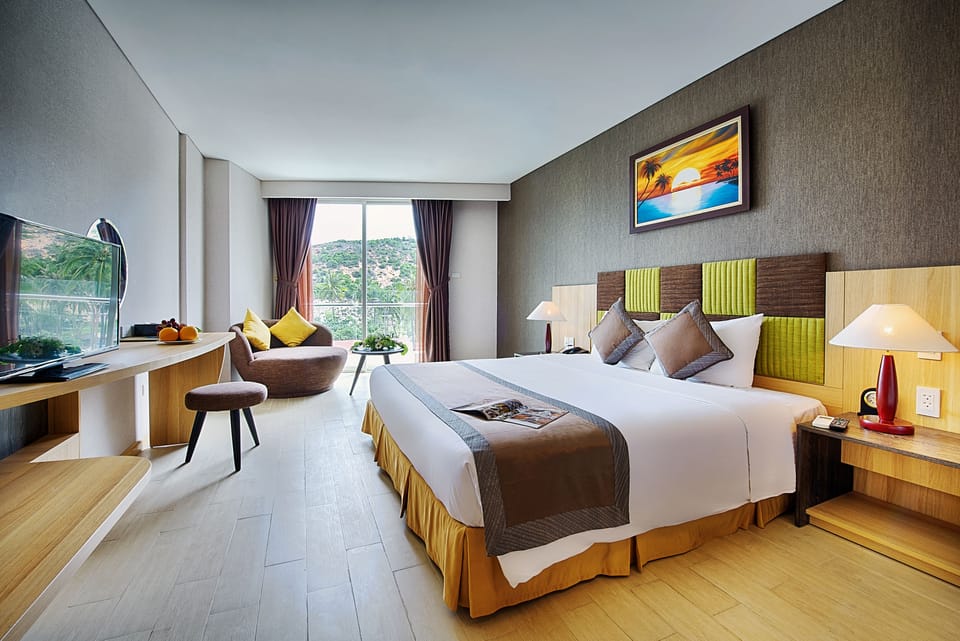 Premium bedding, down comforters, minibar, in-room safe