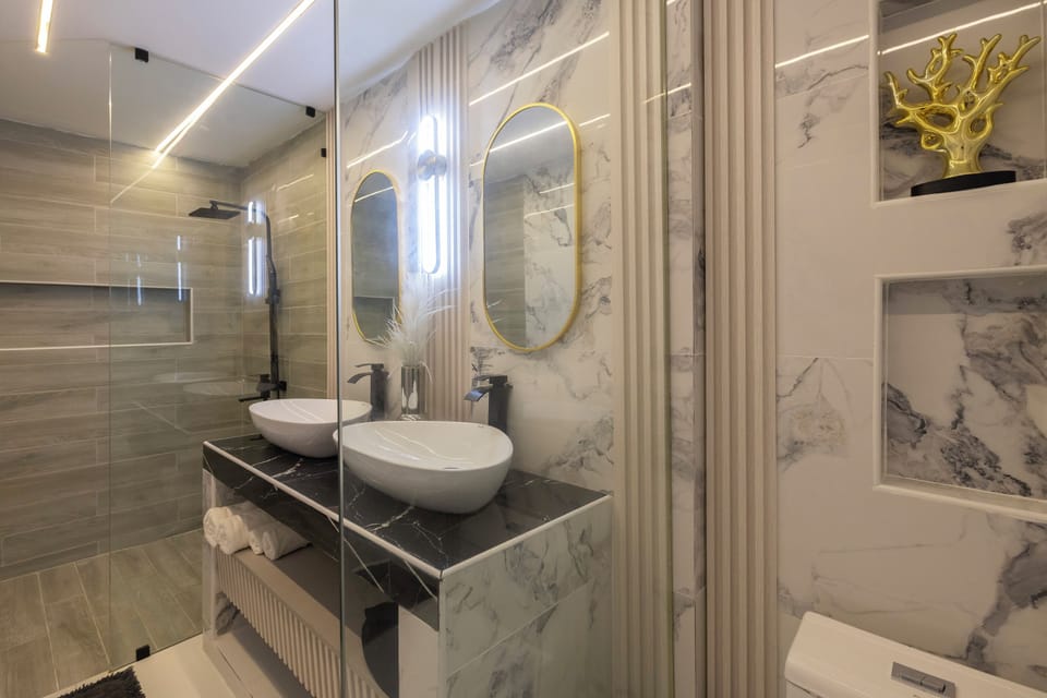 Junior Suite with sea view | Bathroom | Free toiletries, hair dryer, towels, soap