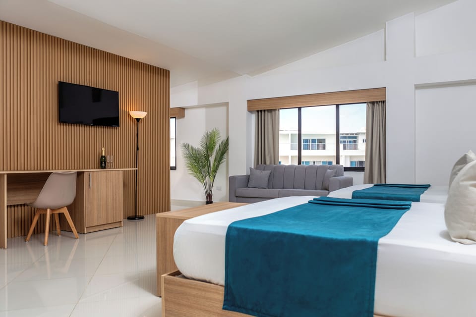 Junior Suite | In-room safe, desk, soundproofing, free WiFi