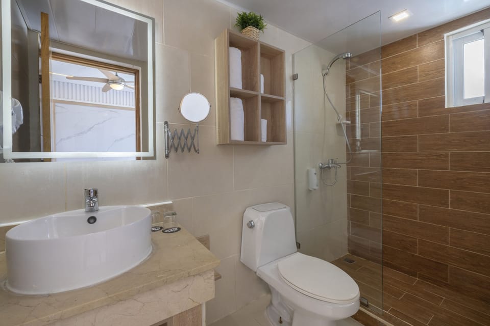 Standard Double Room | Bathroom | Shower, free toiletries, hair dryer, towels