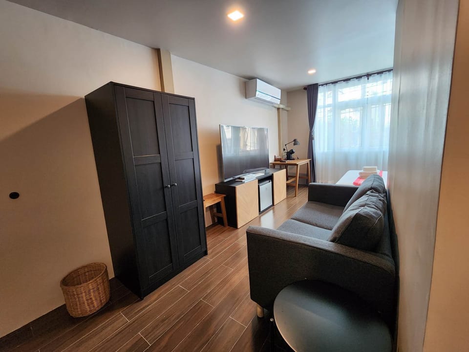 Deluxe Room | Desk, blackout drapes, free WiFi, bed sheets