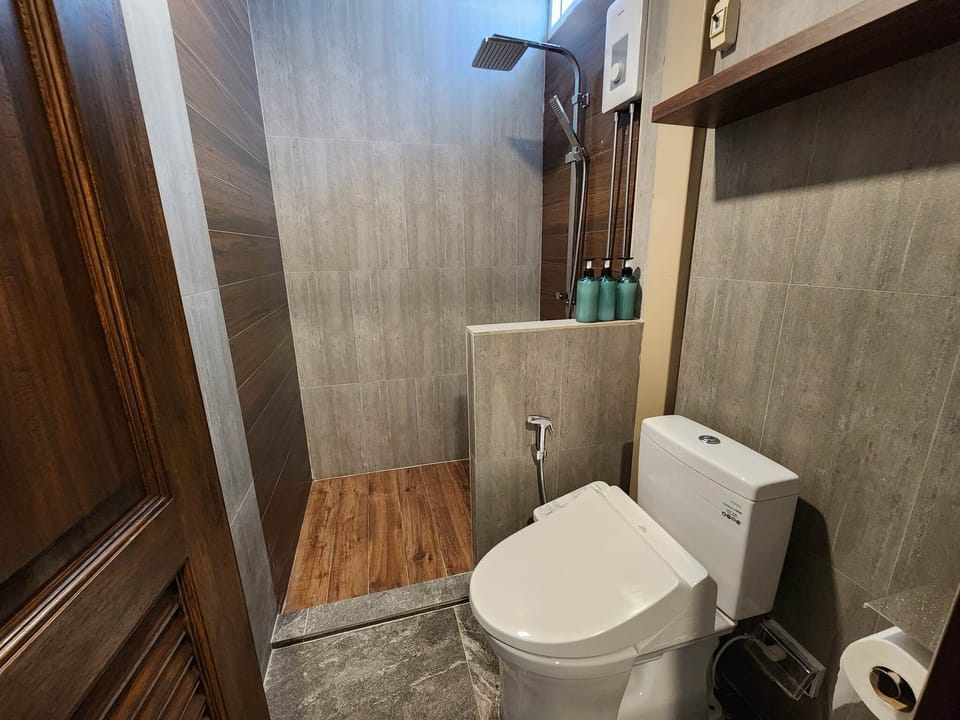 Deluxe Room | Bathroom | Shower, rainfall showerhead, designer toiletries, hair dryer