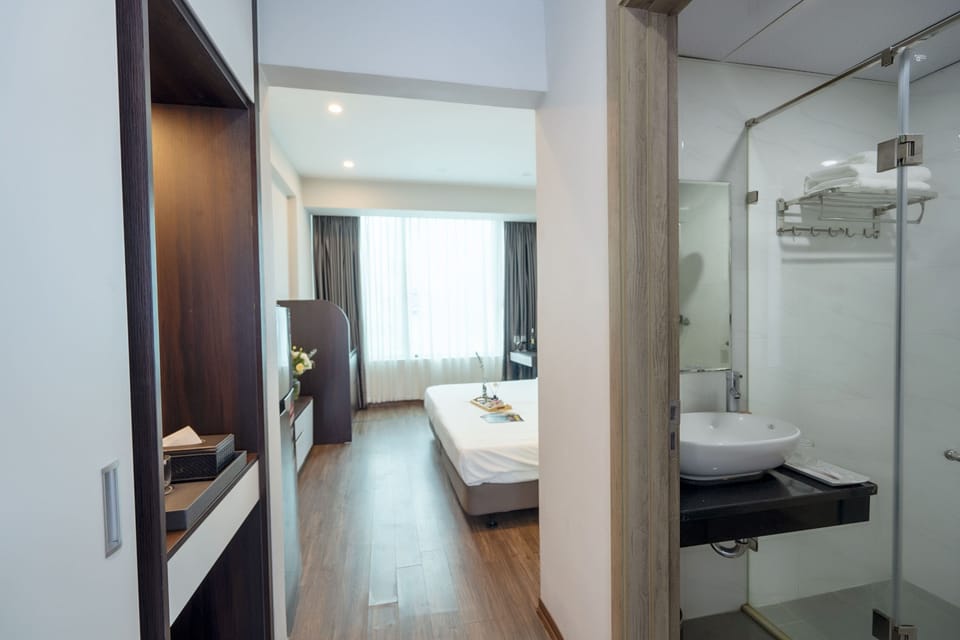 Executive Double or Twin Room | Bathroom | Shower, free toiletries, hair dryer, slippers