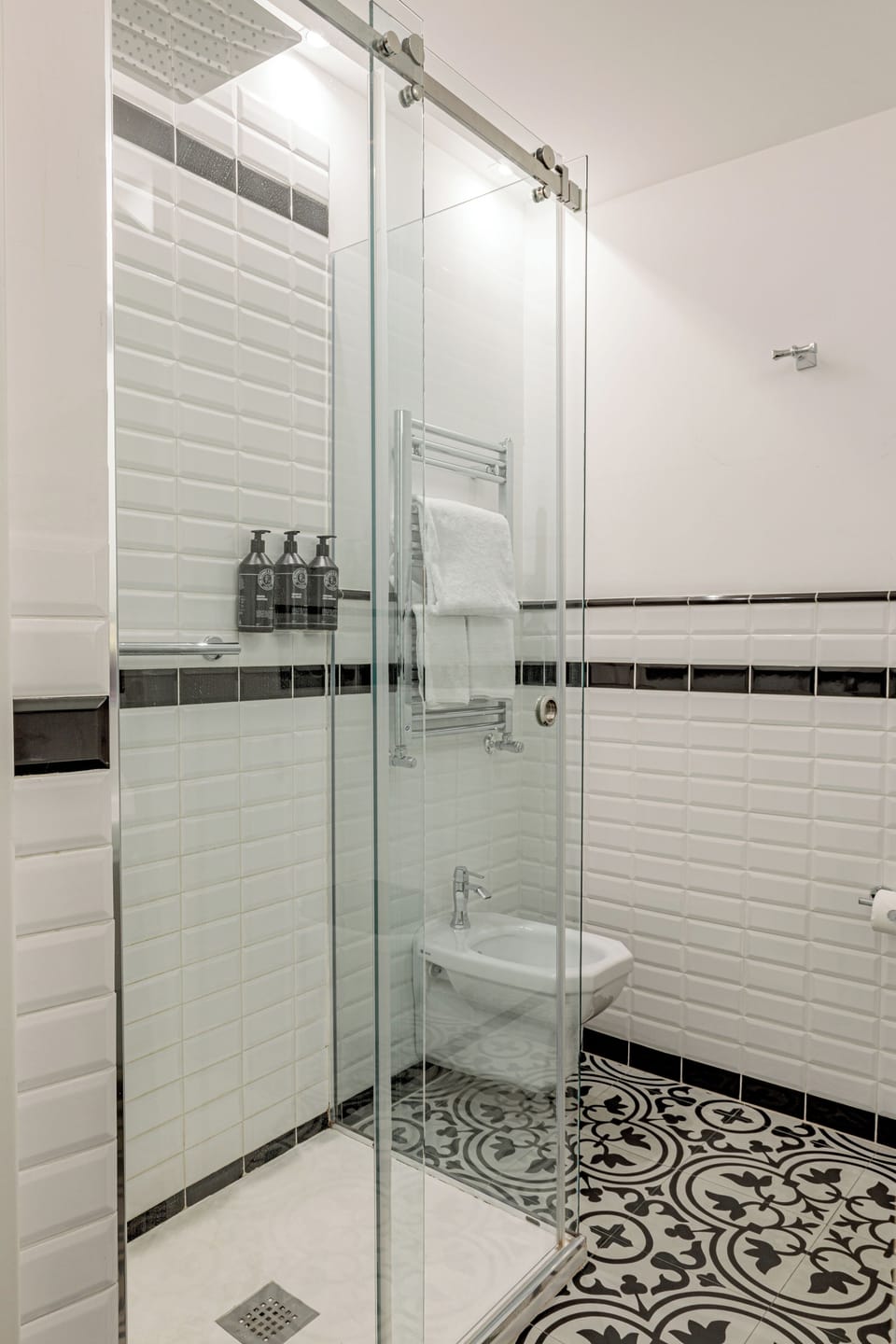 Basic Double Room | Bathroom | Shower, free toiletries, hair dryer, bidet
