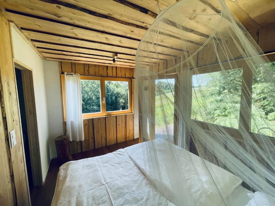 1 bedroom, bed sheets