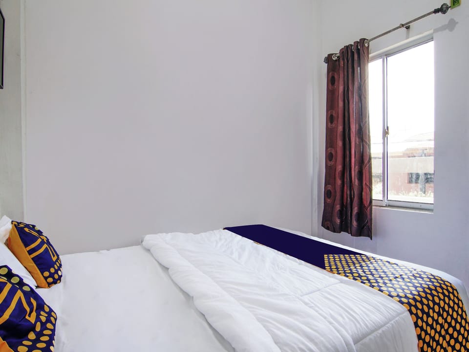 Double Room | Desk, bed sheets