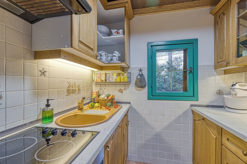 Family Chalet, 1 Bedroom, Microwave (Fani's Riverside Cottage) | Private kitchen