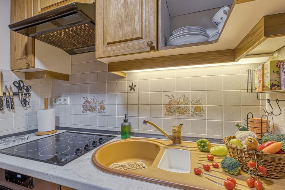Family Chalet, 1 Bedroom, Microwave (Fani's Riverside Cottage) | Private kitchen