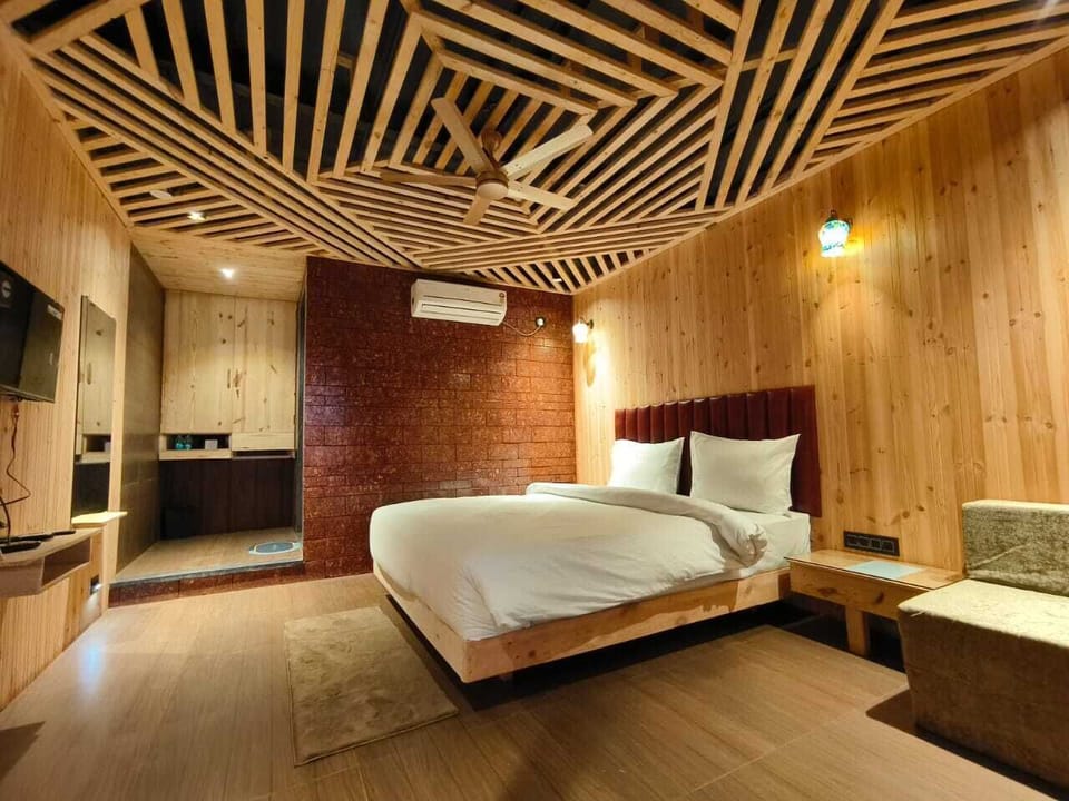 Deluxe Room | Soundproofing, free WiFi, bed sheets