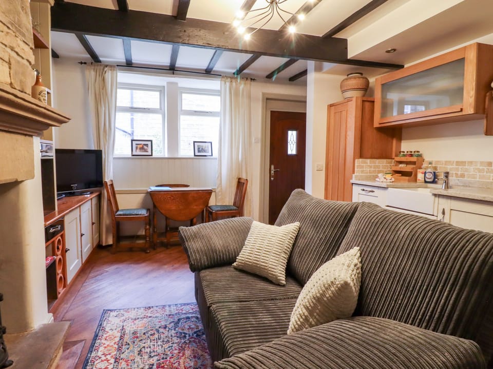 Cottage | Living area | Fireplace, DVD player