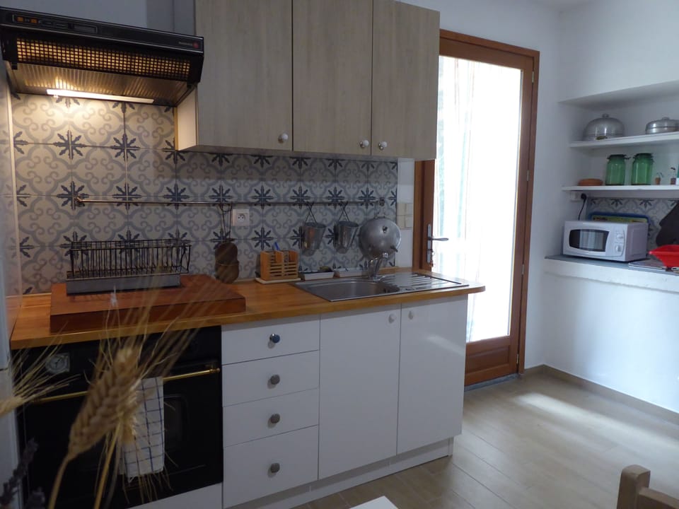 Country Cottage Drome | Private kitchen | Electric kettle, highchair, dining tables