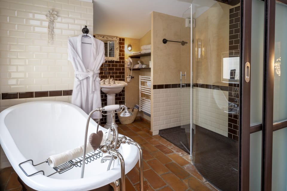 Superior Suite, Ensuite, Canal View (Sorgue des Valayans) | Bathroom | Free toiletries, hair dryer, bathrobes, towels