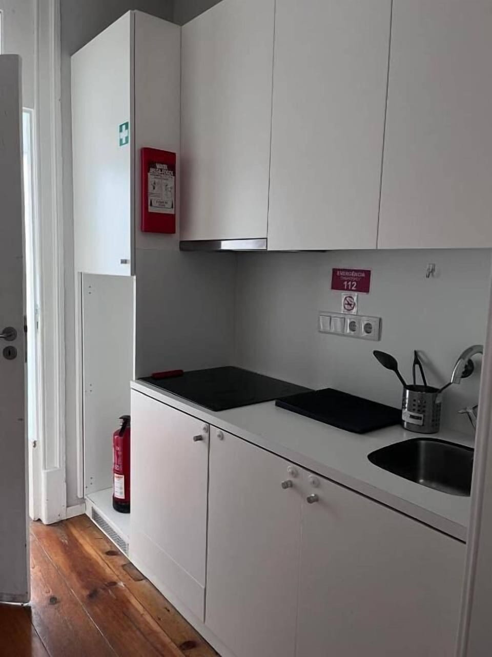 Deluxe Apartment, Balcony, City View | Private kitchen | Fridge, microwave, stovetop, cookware/dishes/utensils