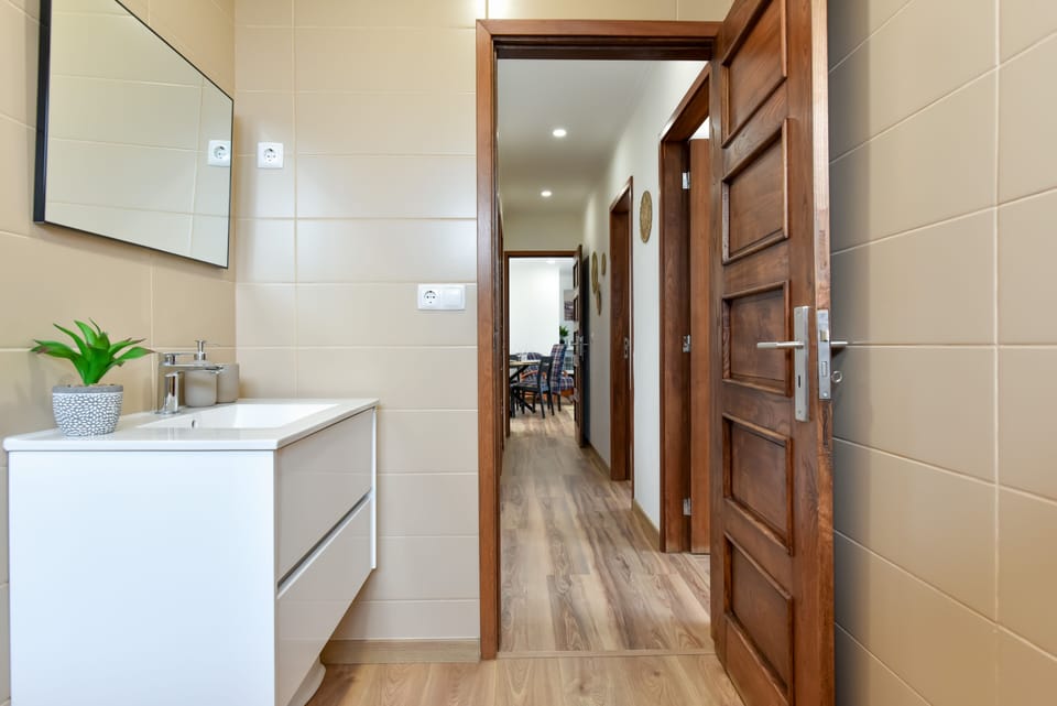 House, 3 Bedrooms | Bathroom | Shower, rainfall showerhead, hair dryer, towels