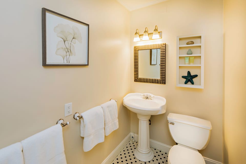 Standard Room | Bathroom | Free toiletries, hair dryer, towels