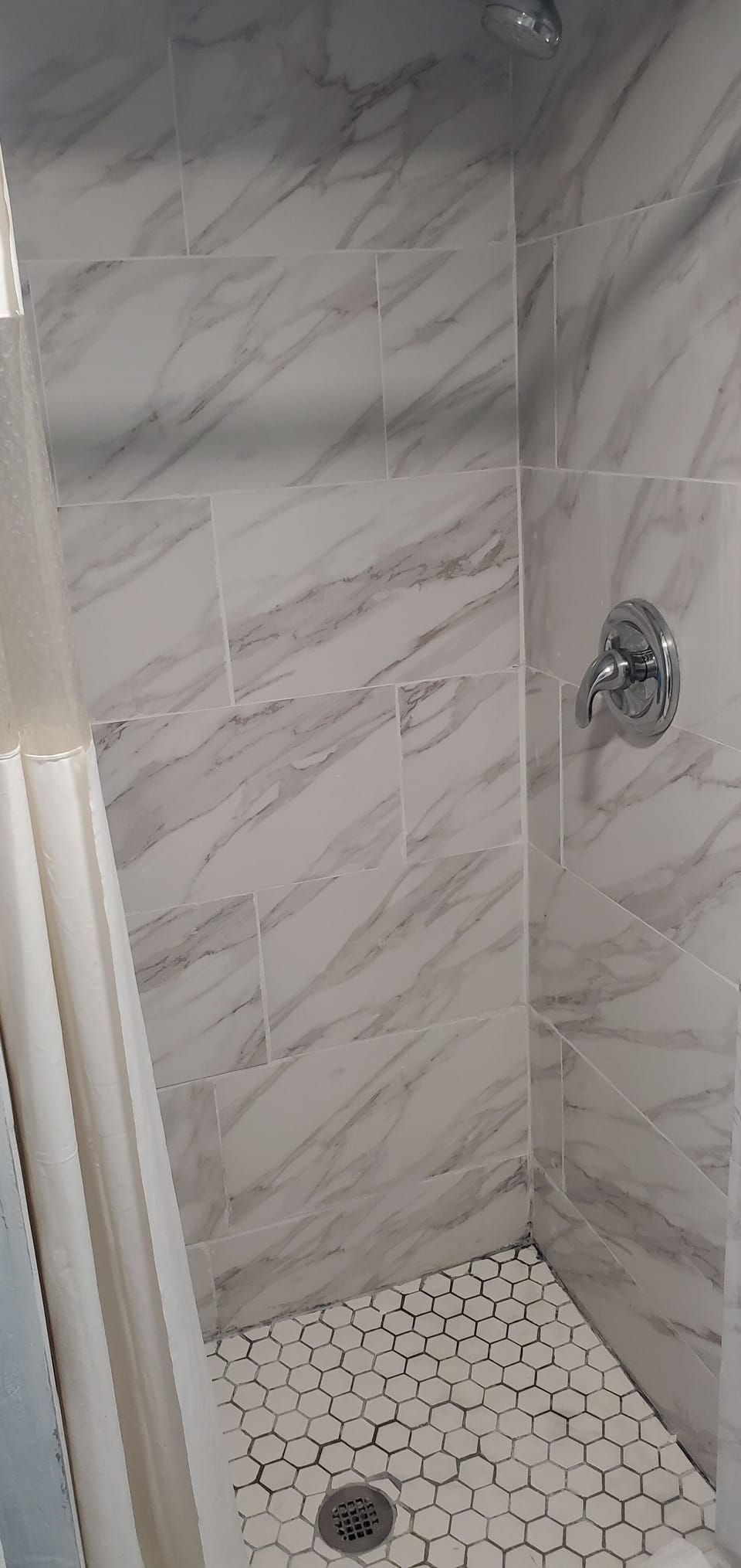 Deluxe Room | Bathroom | Shower, towels, soap, shampoo