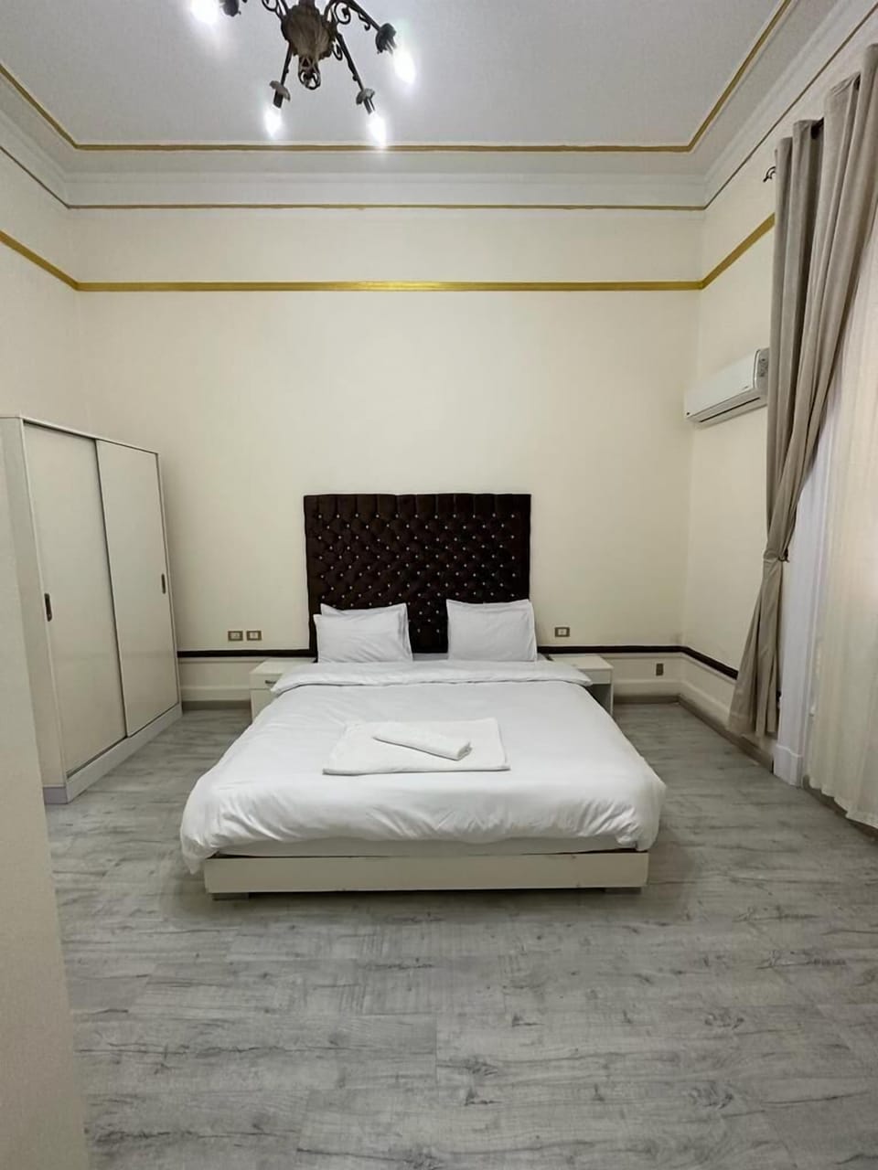 Business Double or Twin Room | Minibar, in-room safe, soundproofing, iron/ironing board