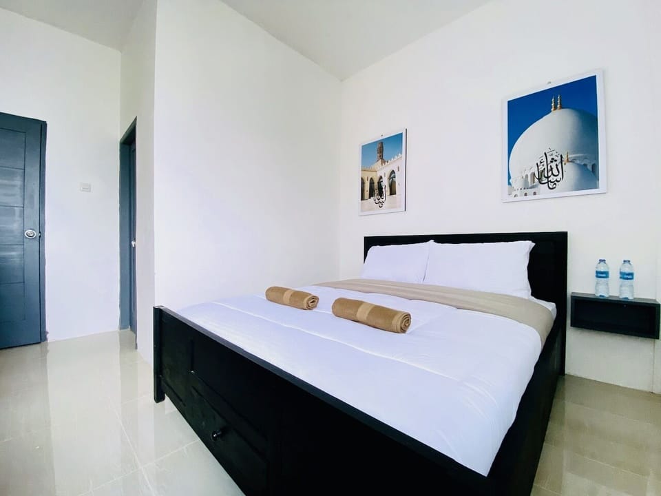 Pillowtop beds, desk, laptop workspace, free WiFi