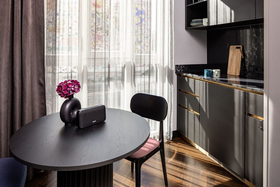 Hypo-allergenic bedding, in-room safe, soundproofing, free WiFi