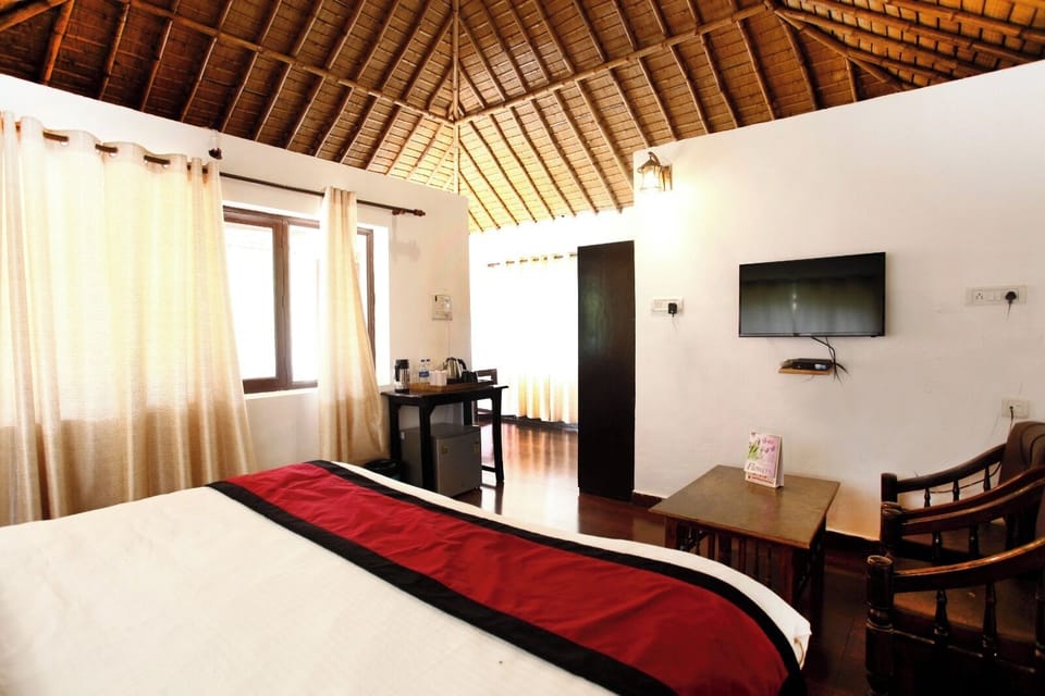 Luxury Double Room | Desk, laptop workspace, bed sheets