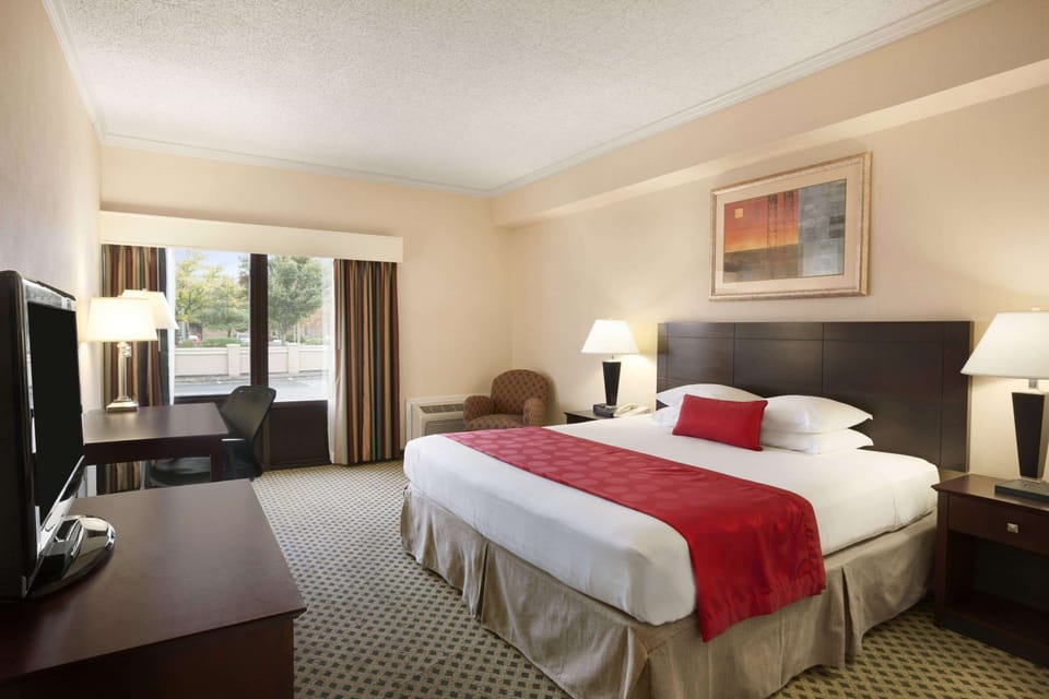 Room, 1 King Bed, Non Smoking | 1 bedroom, Egyptian cotton sheets, hypo-allergenic bedding
