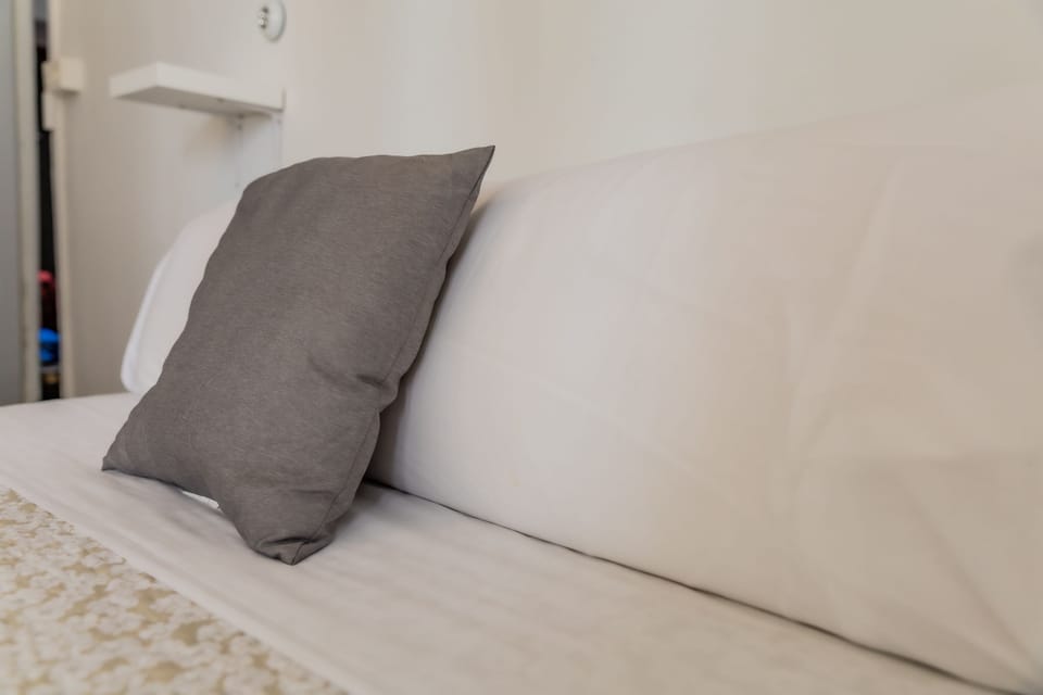 Family Room | Desk, laptop workspace, free WiFi, bed sheets