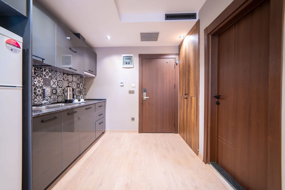 Deluxe Suite, 1 Bedroom, Smoking, Jetted Tub | Private kitchen | Electric kettle